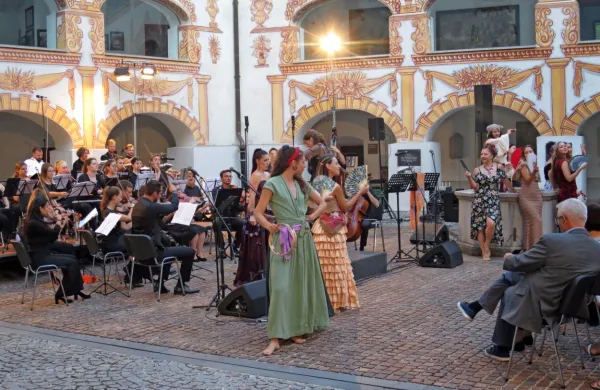 S koncertno, delno igrano, izvedbo opere Carmen mladi slušatelji blejske operne akademije Pehlivanian razveseljujejo slovensko občinstvo. 
V Idriji je bilo vzdušje praznično. 