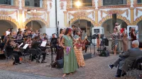 S koncertno, delno igrano, izvedbo opere Carmen mladi slušatelji blejske operne akademije Pehlivanian razveseljujejo slovensko občinstvo. 
V Idriji je bilo vzdušje praznično. 