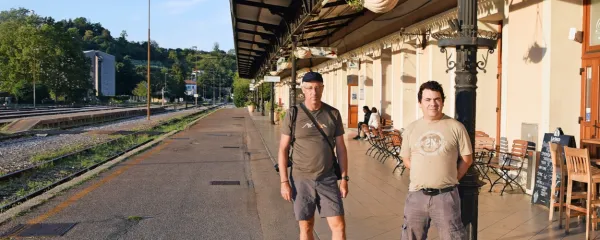  Francoska “lovca” na vlake Philippe Charles Veyre in Alexis 
Sebastien Garnier (z leve) na novogoriški železniški postaji. 