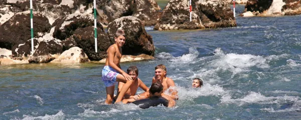 Nizek vodostaj ima tudi Soča. Minule dni so v   Arsu  opozarjali, naj 
bomo previdni  pri kopanju in naj se  zavedamo, da veliko število 
kopalcev vodo še dodatno obremenjuje.   