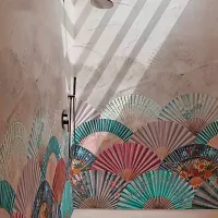 Uporaba tapet ni več omejena le na suhe prostore! Tudi pod prho  
jih lahko občudujemo. 