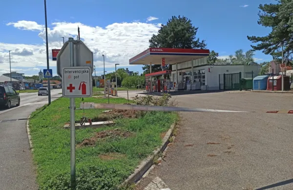 Manjši Petrolov bencinski servis na Vojkovi ulici v Novi Gorici je bil 
v petek popoldne tarča neznanega roparja.