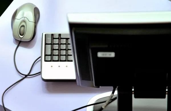Vladna služba za digitalno preobrazbo od Slovenskega regionalno 
razvojnega sklada zahteva takojšnjo začasno ustavitev vseh 
aktivnosti v povezavi z izvedbo izobraževanj za osebe, stare 55 let 
ali več na področju digitalnih kompetenc. 