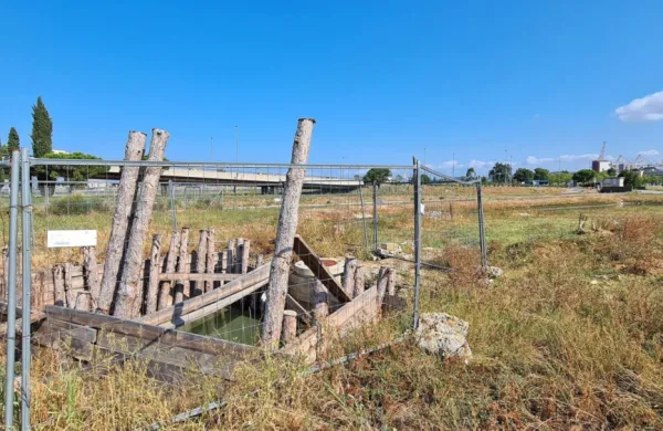 Odprta gradbena jama ob hitri cesti sameva že več kot eno leto.