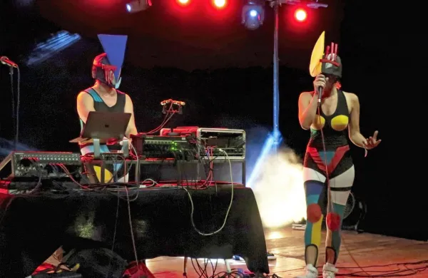 Skrivnostni hrvaški duo Nipplepeople, dobro znan obiskovalcem Metelkove, je razgrel še Sveti Anton.  