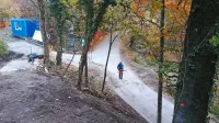 Pri urejanju dostopa do Ravbarjevega stolpa so posekali nekaj 
slabih in eno zdravo drevo, kar je razburilo nekatere domačine.