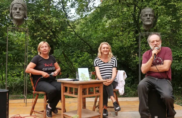   Zdravko Duša je pri Lukatelu gostil Ireno Štaudohar (v sredini). O knjigah Kaj hoče ženska? in Fižolozofija 
se je  pogovarjala z novinarsko kolegico Darjo Groznik, travnik pa  je motril v kipa ujet Ivan Volarič Feo.  