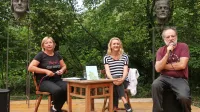   Zdravko Duša je pri Lukatelu gostil Ireno Štaudohar (v sredini). O knjigah Kaj hoče ženska? in Fižolozofija 
se je  pogovarjala z novinarsko kolegico Darjo Groznik, travnik pa  je motril v kipa ujet Ivan Volarič Feo.  