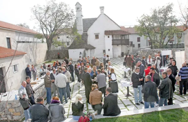 Vabilo na Filmski dan v Muzeju slovenskih filmskih igralcev v Divači