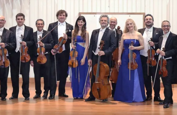 Festival bodo   I Solisti Veneti  pod umetniškim vodstvom Giuliana Carelle v soboto odprli s koncertom  Od Tartinija do Schönberga. 