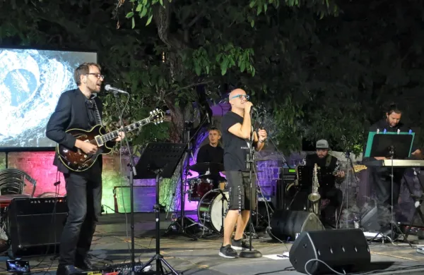 Toxine - kitarist Samo Turk, pevec Tomi Toth, klaviaturist in saksofonist Žiga Fabbro, bobnar Aleš Zorec in 
basist Erik Čebokli - so v tej sestavi prvič nastopili po šestih letih. Video je delo Vaska Vidmarja.  

 