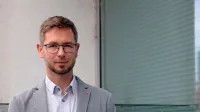 Sekretar Skupnosti socialnih zavodov Slovenije Denis Sahernik 
opozarja, da je treba zaposlenim nujno dvigniti plače.