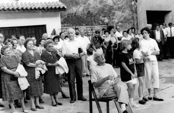 Skladatelj Makso Pirnik (sedi) na otvoritvi Kogojevih dni  leta 1992 
v Kanalu, leto pred smrtjo.