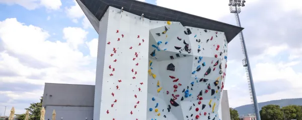 Tako je z gledalčeve perspektive videti nova plezalna stena na 
koprski Bonifiki. Gledalci bodo tekmovanja spremljali z bližnjega 
atletskega stadiona.