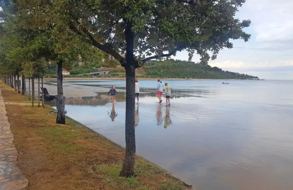 Tudi sredi poletja na promenadi zastaja voda ob najmanjšem 
dežju.