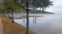 Tudi sredi poletja na promenadi zastaja voda ob najmanjšem 
dežju.