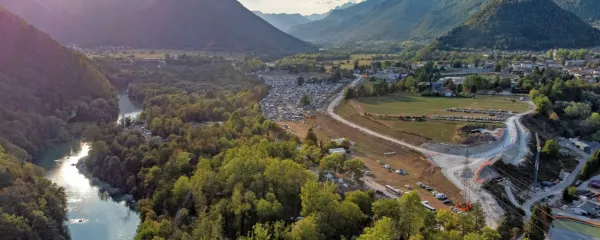  Sotočje  Soče in Tolminke je že vrsto let priljubljeno festivalsko prizorišče, s tolminsko obvoznico, katere gradbišče je vidno na fotografiji, pa bo spremenilo svojo podobo in tudi vsebino.     
