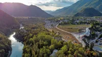  Sotočje  Soče in Tolminke je že vrsto let priljubljeno festivalsko prizorišče, s tolminsko obvoznico, katere gradbišče je vidno na fotografiji, pa bo spremenilo svojo podobo in tudi vsebino.     