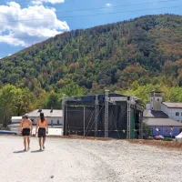 Obiskovalci letošnjih festivalov so se morali do prizorišča na Sotočju prebijati prek gradbišča. 
