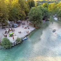 Sotočje Soče in Tolminke (desno) je tudi priljubljeno zbirališče domačinov. 