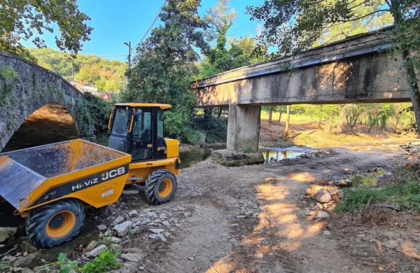 Nekateri domačini zaskrbljeno opazujejo, kako gradbena mehanizacija  rije po presušeni strugi in brežinah  reke Rižane.
