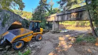 Nekateri domačini zaskrbljeno opazujejo, kako gradbena mehanizacija  rije po presušeni strugi in brežinah  reke Rižane.