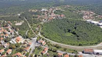 V osrednjem delu Hrpelj in Kozine se območja stanovanj spreminjajo v območja centralnih dejavnosti.