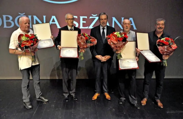 Prejemniki občinskih priznanj za leto 2022 Albin Žnidarčič, Stojan
Gorup, Branko Može in Peter Gec (z leve) v družbi sežanskega
župana Davida Škabarja (na sredini).
