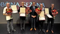 Prejemniki občinskih priznanj za leto 2022 Albin Žnidarčič, Stojan 
Gorup, Branko Može in Peter Gec (z leve) v družbi sežanskega 
župana Davida Škabarja (na sredini).