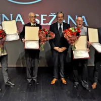 Prejemniki občinskih priznanj za leto 2022 Albin Žnidarčič, Stojan 
Gorup, Branko Može in Peter Gec (z leve) v družbi sežanskega 
župana Davida Škabarja (na sredini).