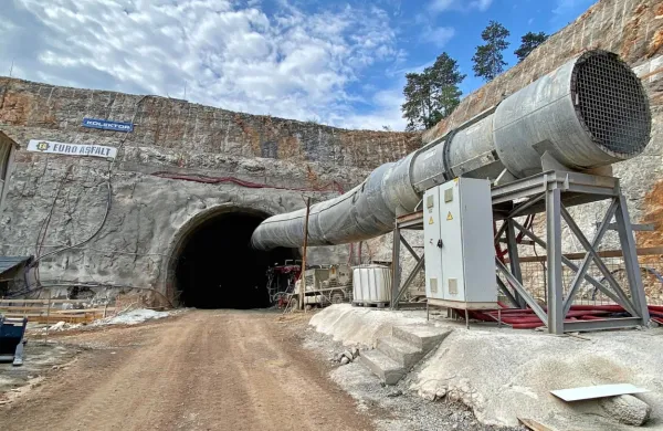 Ob gradnji predora Lokev na trasi drugega tira so odkrili novo 
veliko jamo.