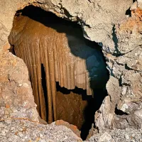 V jami se skrivajo prelepe kraške tvorbe, kakor denimo te čudovite 
zavese.