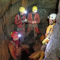 Jamarji so v globinah jamskega sistema pod predorom odkrili dve 
široki brezni.