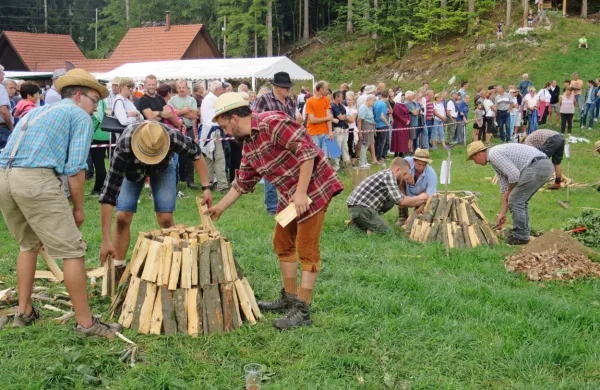 Sestavljanje ogelnic, čeprav majhnih, je vse prej kot lahko delo, a 
je na tekmovanju  zabavno in v veselje gledalcev.