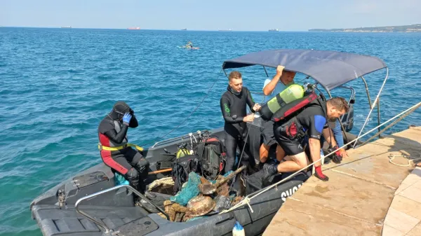 Iz morja izvlekli za poln zabojnik odpadkov: od steklenic do nakupovalnega vozička