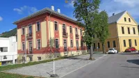 ZDI manjka polovica zdravnikov. S  prenovo avstrijskega dela 
nekdanjega doma (rumena stavba)  bo prihodnje leto rešena 
prostorska stiska.