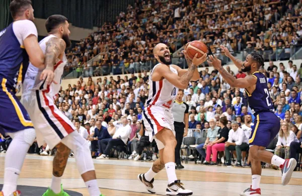 BiH je v okviru kvalifikacij za SP  premagala Francijo, kar priča o 
moči slovenske skupne na EP. Na fotografiji  Evan Fournier (z žogo) 
proti naturaliziranemu članu BiH Johnu Robersonu. 