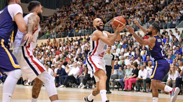 BiH je v okviru kvalifikacij za SP  premagala Francijo, kar priča o 
moči slovenske skupne na EP. Na fotografiji  Evan Fournier (z žogo) 
proti naturaliziranemu članu BiH Johnu Robersonu. 