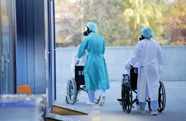 Epidemija covida-19 je z omejitvami in prepovedjo osebnih stikov 
hudo prizadela rakave bolnike, povezane v skupinah za samopomoč, zato je Društvo onkoloških bolnikov vzpostavilo svetovanje in stike na daljavo z linijama ONKOfon in ONLINE. 
