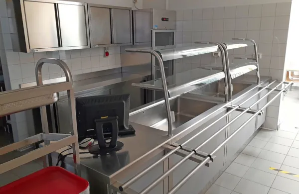 V razdelilni kuhinji sežanskega šolskega centra bodo za zdaj 
dijakom delili le sendviče in jogurte, saj dobavitelja tople malice 
še iščejo. 