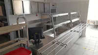 V razdelilni kuhinji sežanskega šolskega centra bodo za zdaj 
dijakom delili le sendviče in jogurte, saj dobavitelja tople malice 
še iščejo. 
