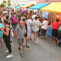 Tradicionalna gneča na Kidričevi je bila tokrat zaradi priprav na 
prvi šolski dan nekoliko skromnejša.