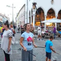 Cirkuško obarvan živžav na Titovem trgu