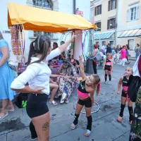 Cirkuško obarvan živžav na Titovem trgu
