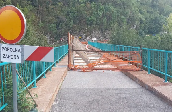 Most je do nadaljnjega zaprt za vozila, naredili so koridor za pešce 
in kolesarje.