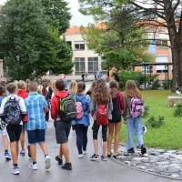 Maske pri pouku res niso obvezne, zato pa v šolah   zagotavljajo pa, da 
bodo  osnovne higienske ukrepe izvajali  dosledno. 