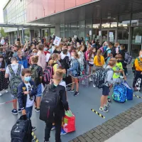 Predlani so na OŠ Koper učence prvič sprejeli z maskami pred šolo. 
Režim, da starši otrok ne spremljajo v šolske prostore,  bodo 
ohranili še naprej.    