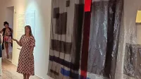 Klavdija Jeršinovec na svoji razstavi v Galeriji Hermana Pečariča, kar si je prislužila z lansko nagrado za 
mlade na Ex-temporu Piran. Kdo jo bo nasledil, bo znano v soboto. 
