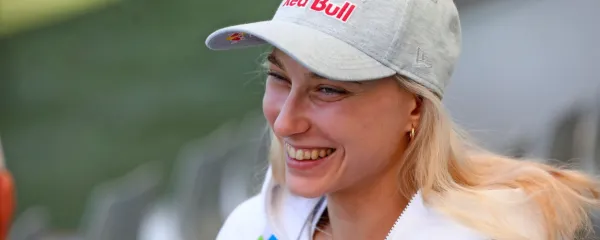 Janja Garbret je na pogovor prišla dobre volje, nasmejana, kot jo 
širša javnost pozna po številnih medijskih nastopih, ki sledijo 
njenim velikim uspehom. 