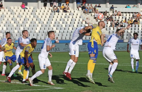 Celjani (v beli opremi) so bili tokrat boljši od Kopra. Desno je 
strelec za 0:2 Bi Nene Junior Gbamble.